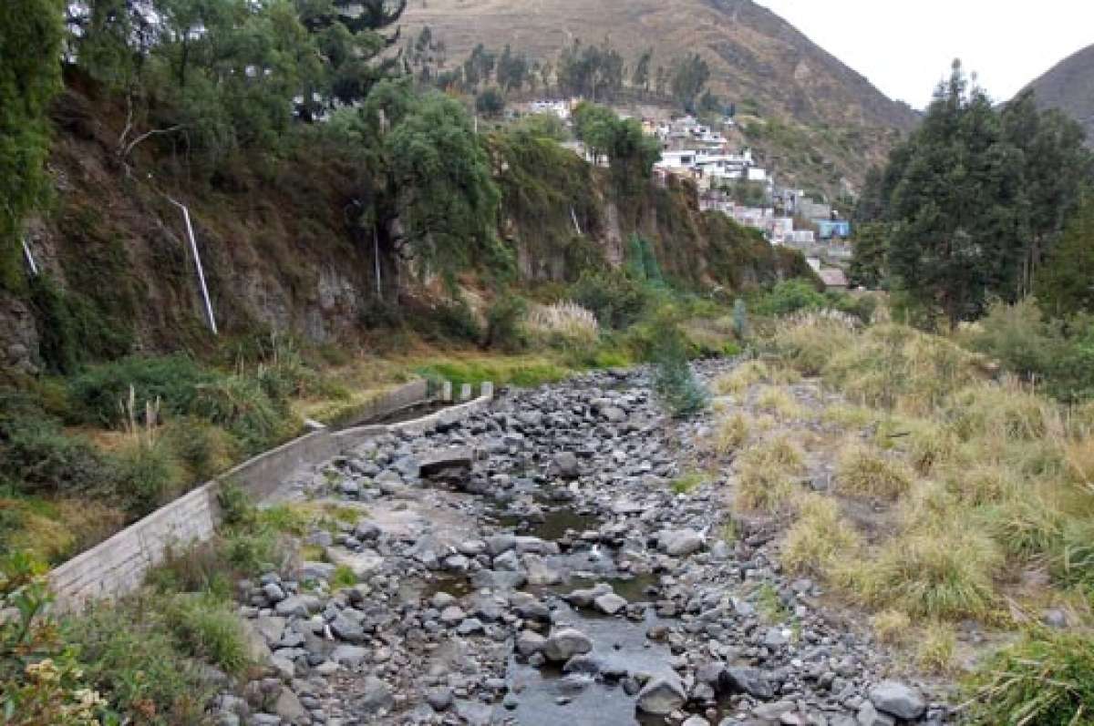 El r&iacute;o Ambato, afluente del cual se capta el agua para potabilizarla, luce pr&aacute;cticamente seco. Si bien hay peque&ntilde;as lloviznas, son de baja intensidad. Foto: Roberto Ch&aacute;vez.