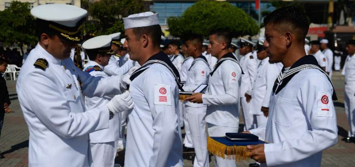 Armada del Ecuador record&oacute; su d&iacute;a entregando condecoraciones