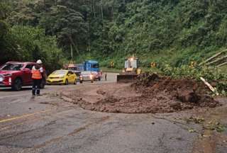 Un carril de la vía Alóag-Santo Domingo fue habilitada por el derrumbe. 