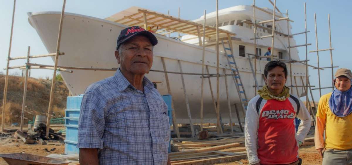 Carlos Mart&iacute;nez (i) ha ense&ntilde;ado el arte de construir barcos a sus hijos Menny (centro) y Mois&eacute;s.