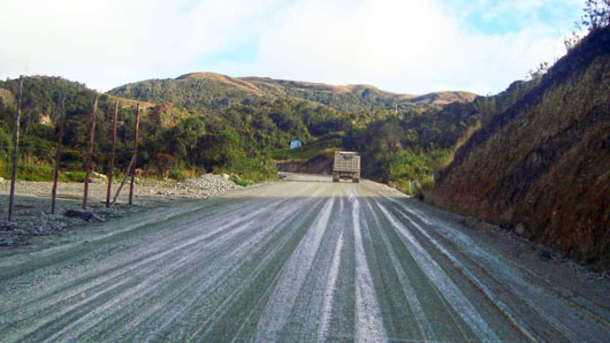 La v&iacute;a Gualaceo-Lim&oacute;n enlazar&aacute; la provincia del Azuay con la regi&oacute;n amazonica. El costo de la reconstrucci&oacute;n es 20 millones de d&oacute;lares. Foto: Cortes&iacute;a