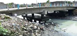 El estero, a la altura del puente 4 de Noviembre, luce contaminado por descargas domiciliarias y basura.