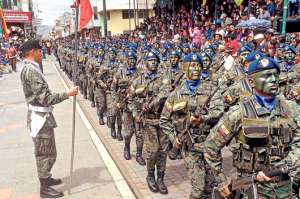 La Escuela de Formaci&oacute;n de Soldados Vencedores del Cenepa, con sede en Ambato, particip&oacute; ayer activamente en el desfile c&iacute;vico estudiantil. Fotos: Jos&eacute; Miguel Castillo / El Tel&eacute;grafo