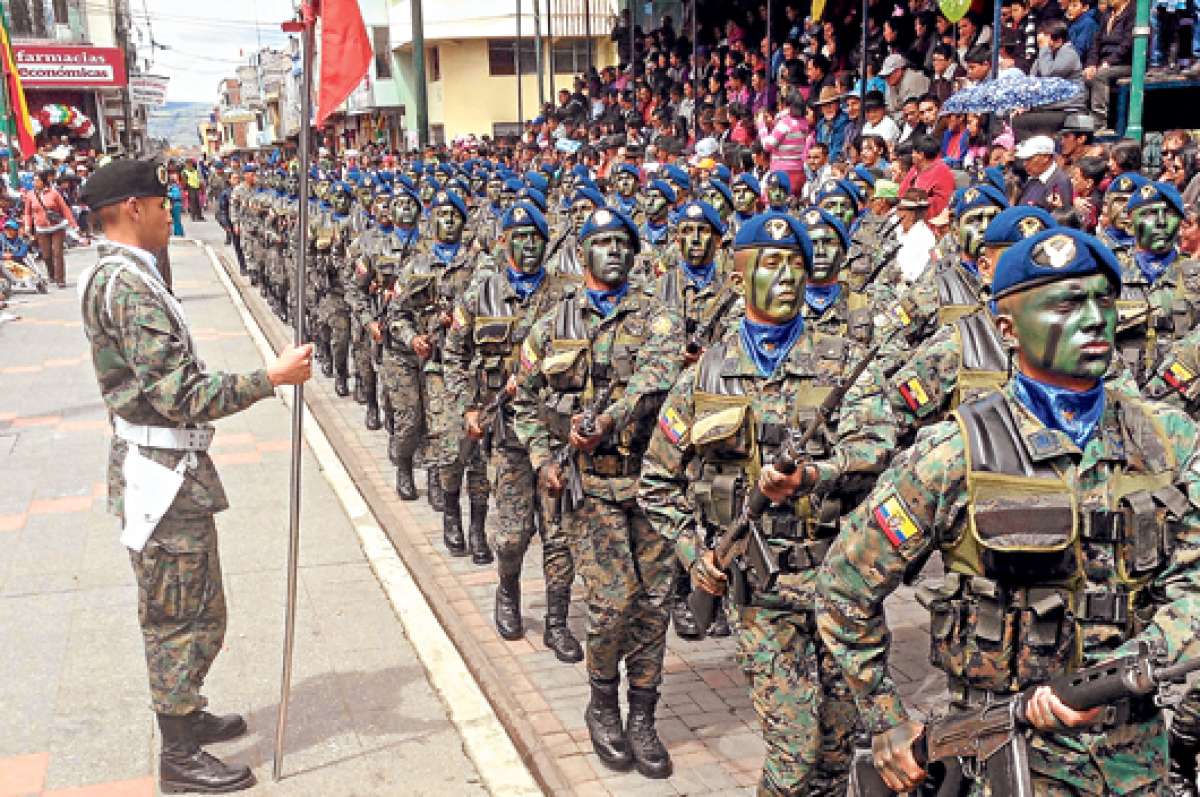La Escuela de Formaci&oacute;n de Soldados Vencedores del Cenepa, con sede en Ambato, particip&oacute; ayer activamente en el desfile c&iacute;vico estudiantil. Fotos: Jos&eacute; Miguel Castillo / El Tel&eacute;grafo