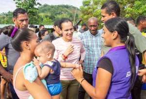 La ministra Inés Manzano, en sus recorridos por Esmeraldas para prestar ayuda a los afectados por el derrame petrolero.