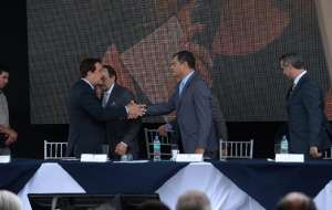El presidente Rafael Correa, el contralor Carlos P&oacute;lit y el alcalde Jaime Nebot escucharon la bendici&oacute;n al nuevo edifico. Foto: Miguel Castro / EL TEL&Eacute;GRAFO 
