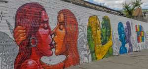 El mural de besos entre parejas del mismo sexo est&aacute; listo frente a la Asamblea