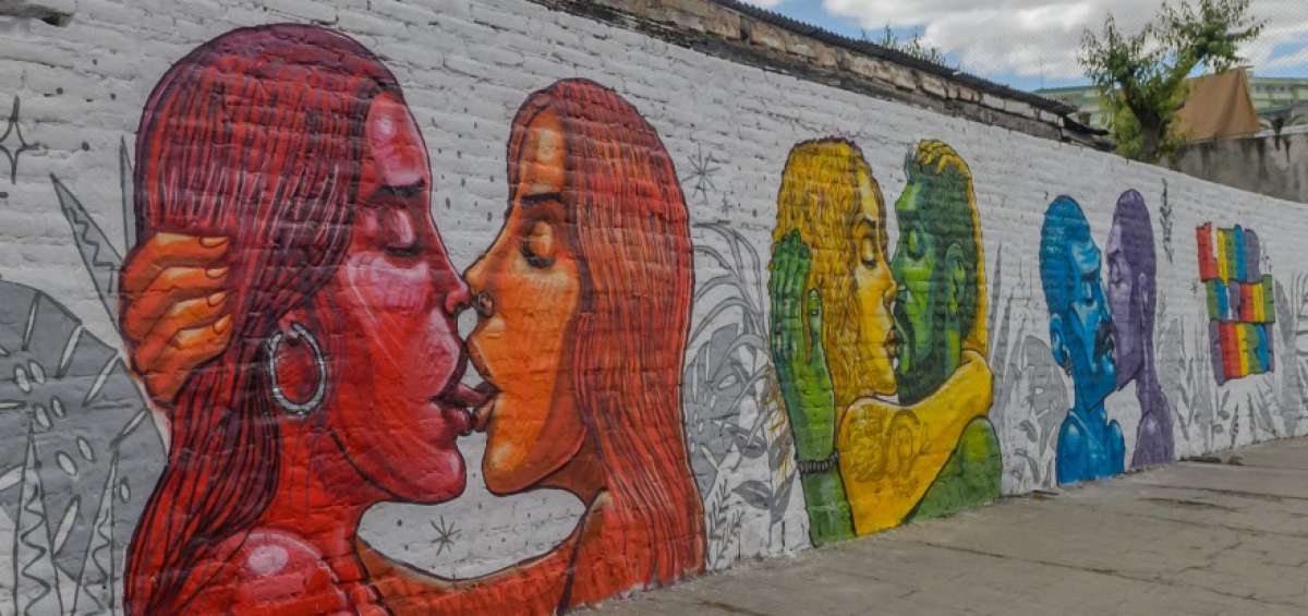 El mural de besos entre parejas del mismo sexo est&aacute; listo frente a la Asamblea