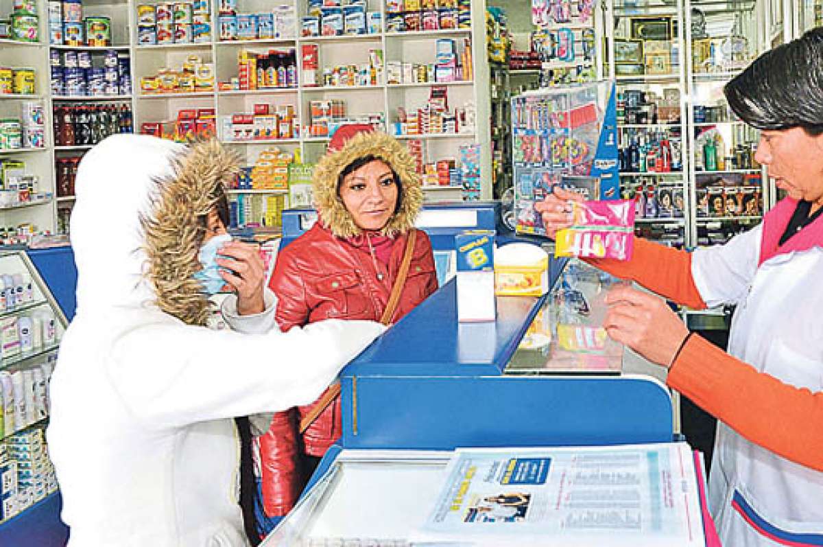 En muchas farmacias de Ambato, uno de los suplementos m&aacute;s vendidos es la Vitamina C. Foto: Roberto Ch&aacute;vez | El Tel&eacute;grafo