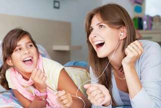 Actualiza tu playlist con 5 canciones modernas para dedicar a mamá.