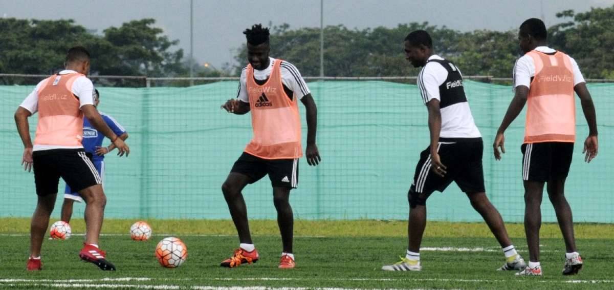 El defensa peruano Cristian Ramos (centro), realiza un ejercicio con bal&oacute;n, en uno de los entrenamientos que el &lsquo;Bombillo&rsquo; program&oacute; en el Parque Samanes.  