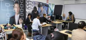 Los estudiantes de la carrera t&eacute;cnica Comercio Exterior reciben clases en uno de los pisos del Secap.