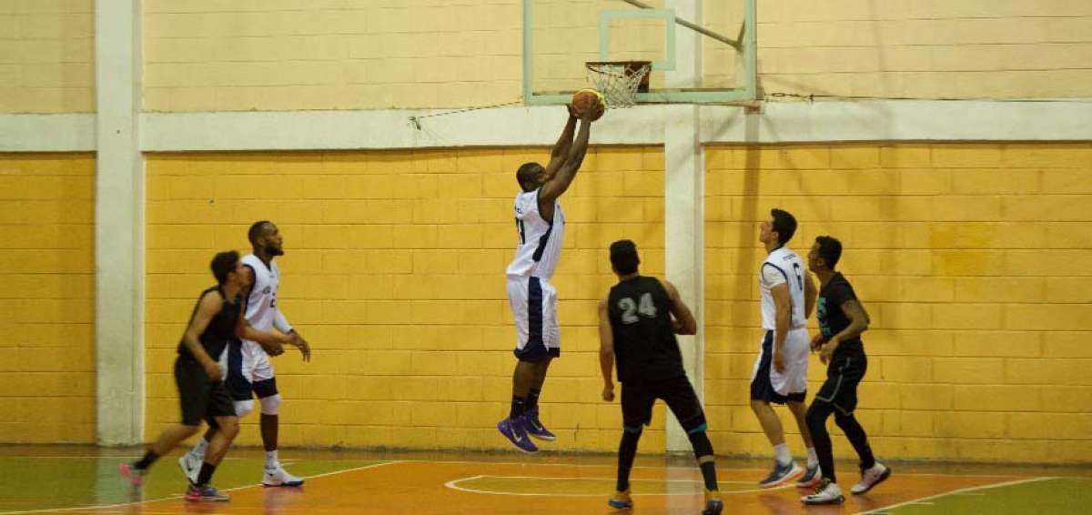 Eduar Caicedo, de Liga de Quito, anota una canasta durante el cotejo de preparaci&oacute;n que el elenco &lsquo;albo&rsquo; jug&oacute; contra R&eacute;cord, en el coliseo parroquial de Cumbay&aacute;. 