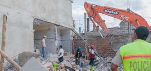 Remoci&oacute;n de un edificio en Pedernales, provincia de Manab&iacute;.