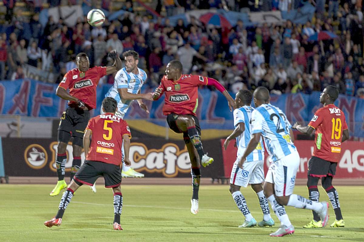 El zaguero argentino Mart&iacute;n Bonjour, de Deportivo Quito, cabecea en medio de Koob Hurtado (i) y Jes&uacute;s Sol&iacute;s, de Deportivo Cuenca, anoche en Quito. Foto: Miguel Jim&eacute;nez / El Tel&eacute;grafo