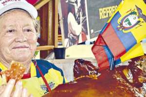 &lsquo;Mama Suca&rsquo;, como conocen cari&ntilde;osamente a Teresa Segovia, comparte una porci&oacute;n de cuero con sus clientes. Foto: Cortes&iacute;a.