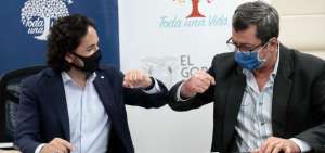 El ministro de Telecomunicaciones, Andr&eacute;s Michelena (iz),  lider&oacute; la firma de convenios de Cooperaci&oacute;n.