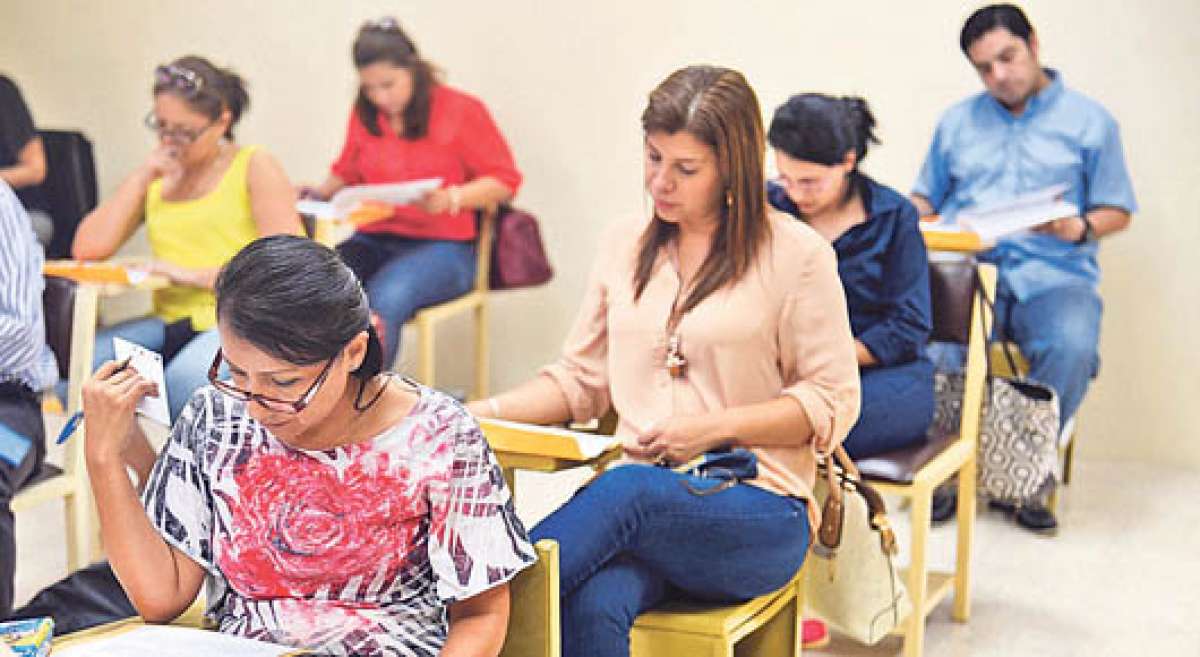 En las aulas del Centro Educativo Miraflores rindieron las pruebas los estudiantes,  a quienes se les entreg&oacute; una gu&iacute;a de 100 preguntas sobre su carrera. FOTO: KARLY TORRES/ EL TEL&Eacute;GRAFO