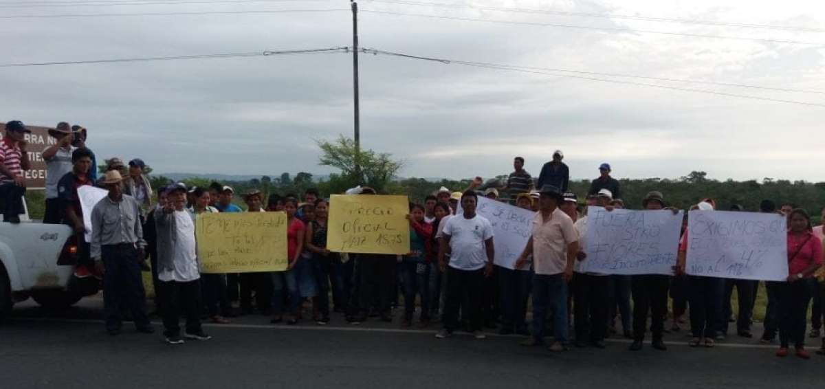 Agricultores cierran v&iacute;a que une a Guayas y Manab&iacute;