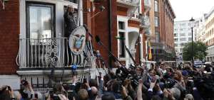 El periodista australiano se asom&oacute; en el balc&oacute;n de la Embajada de Ecuador en Londres para celebrar la decisi&oacute;n de la justicia sueca.