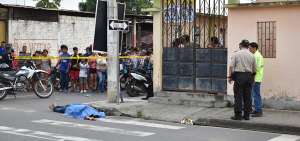 Una mujer fue asesinada en la v&iacute;a p&uacute;blica por el hombre del que se hab&iacute;a separado hace 15 d&iacute;as. &Eacute;l fue capturado.