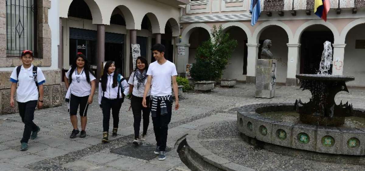 Estudiantes del club de periodismo visitaron varias fuentes situadas en el centro hist&oacute;rico de Cuenca.