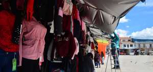 Los comerciantes de San Francisco colocaron pl&aacute;sticos sobre las estructuras para proteger la mercader&iacute;a del sol y de las lluvias.