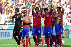 Los jugadores costarricenses se despiden de su afici&oacute;n despu&eacute;s de confirmar el primer lugar en su grupo. FOTO: AFP