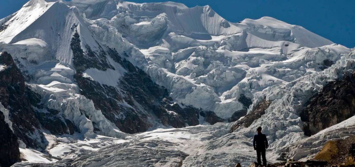 El Illimani tiene 6.400 metros de altura y se encuentra muy cerca de La Paz, la capital de Bolivia.