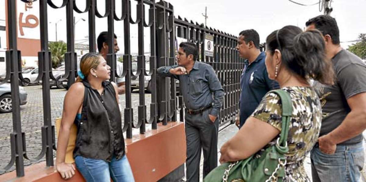 Decenas de personas llegaron ayer a las oficinas de Terrabienes para conocer su situaci&oacute;n. Foto: William Orellana / El Tel&eacute;grafo