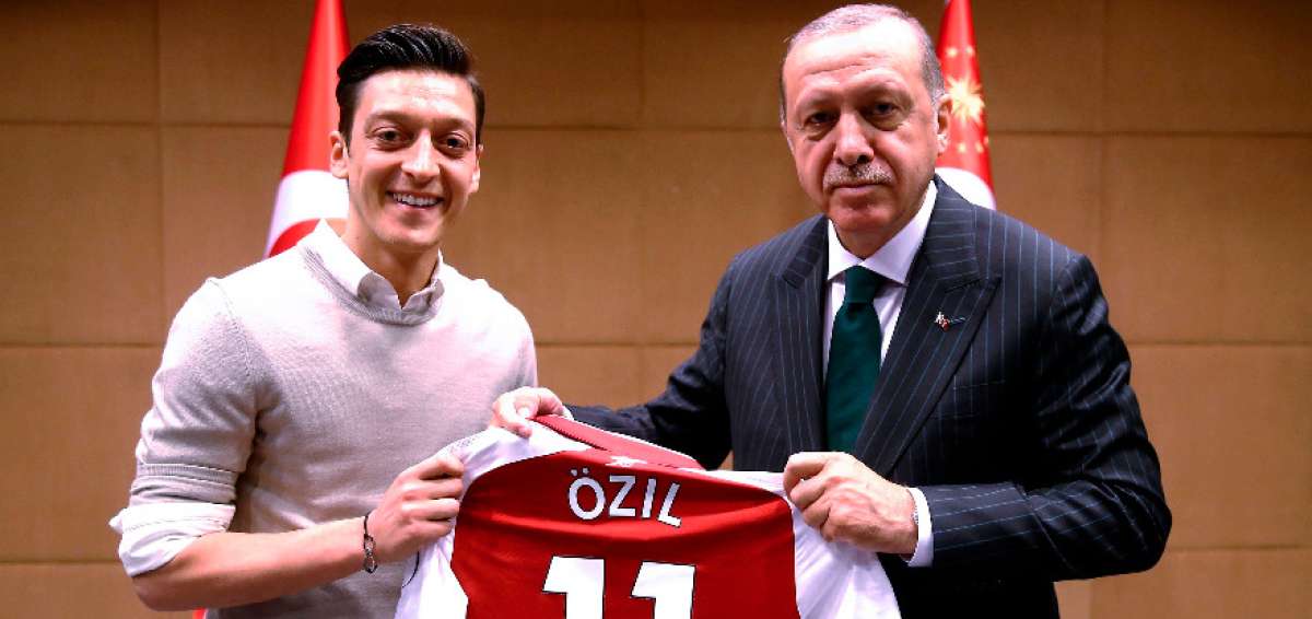 Mesut Ozil (i) pos&oacute; en una fotograf&iacute;a con con el presidente turco Recep Tayyip Erdogan. Esta imagen provoc&oacute; insultos hacia el jugador que hoy renunci&oacute; a la selecci&oacute;n alemana.  