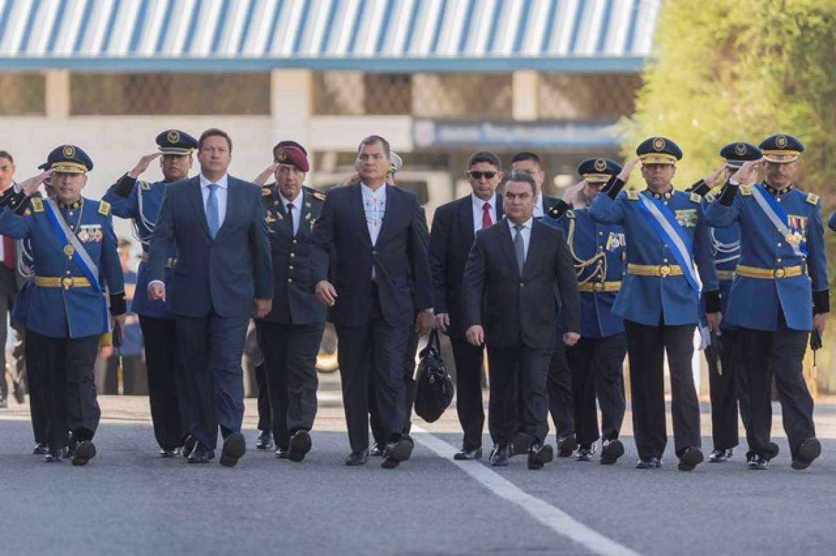 El presidente Rafael Correa condecor&oacute; a las autoridades salientes de la entidad policial. Foto: Miguel Jim&eacute;nez / EL TEL&Eacute;GRAFO
