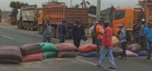 Arroceros bloquean carreteras en Guayas