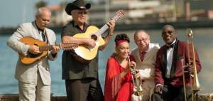 Ochoa (de negro) junto a los integrantes del proyecto de m&uacute;sica tradicional Buena Vista Social Club en el malec&oacute;n de La Habana.
