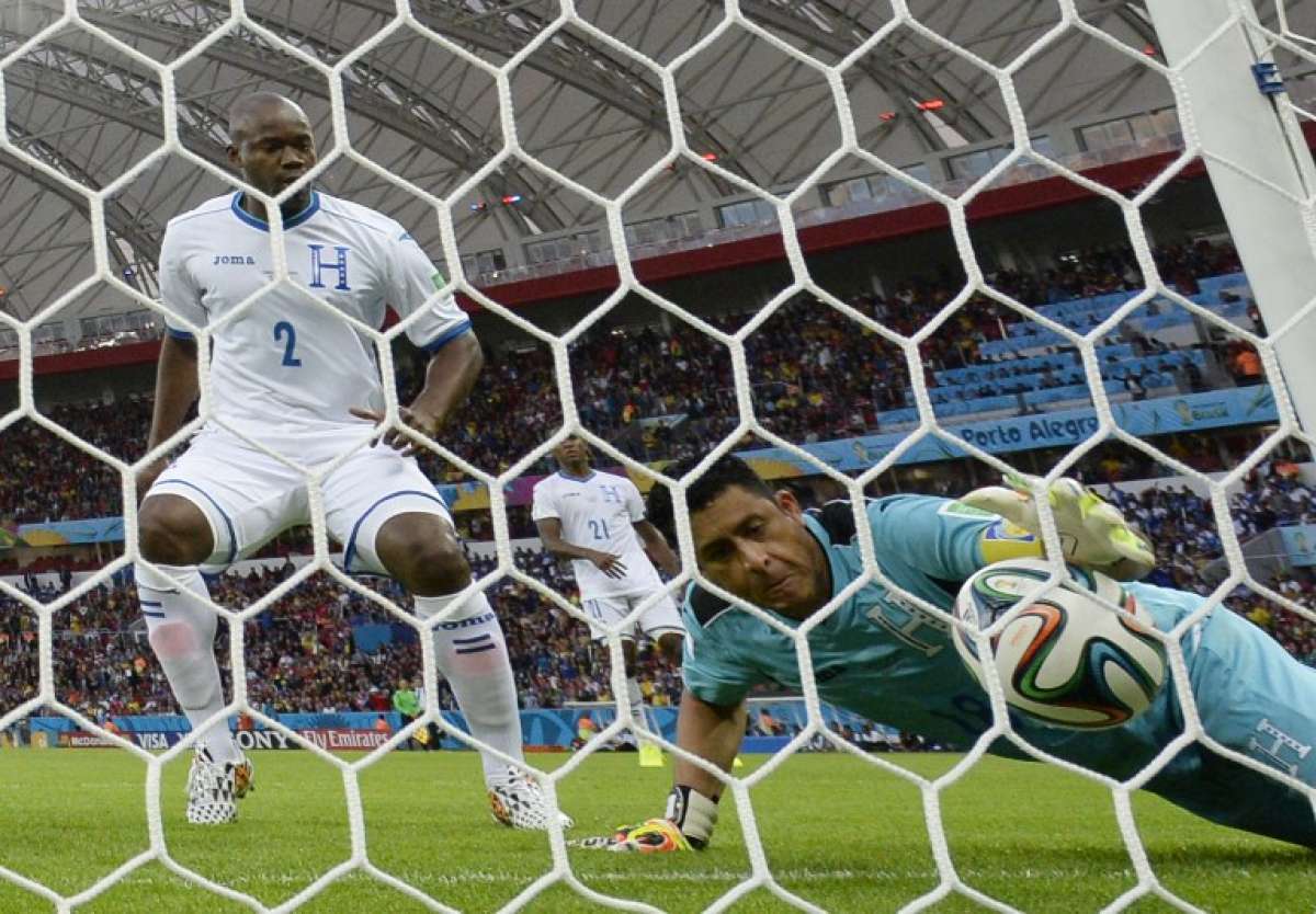 Instantes en los que el bal&oacute;n traspasa la linea de meta para el segundo gol de Francia. Foto: AFP