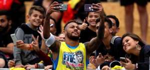 Neymar admite que exager&oacute; en Rusia y genera debate en Brasil