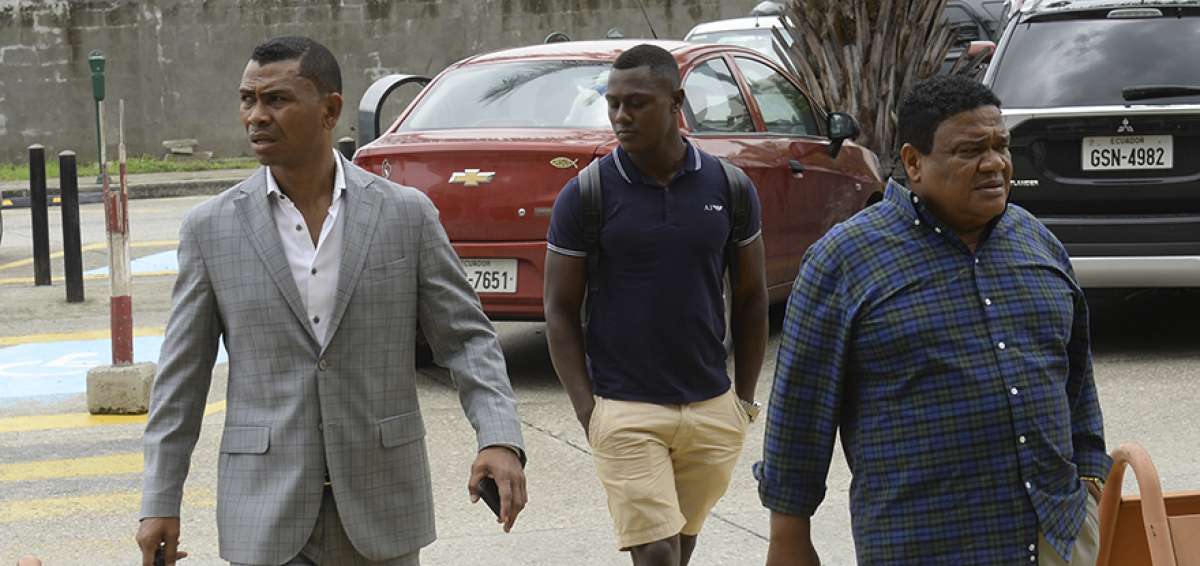 El jugador de San Lorenzo, Joao Paredes (centro), en febrero de 2018, luego de escuchar el diagn&oacute;stico de sus ex&aacute;menes m&eacute;dicos en Guayaquil. En aquella ocasi&oacute;n estuvo acompa&ntilde;ado por dirigentes de la agremiaci&oacute;n.