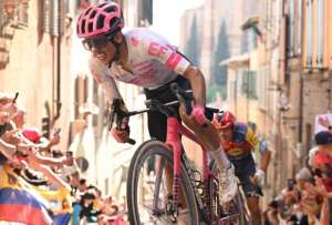 Richard Carapaz escaló al cuarto lugar en la general del Giro de Italia