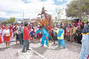 Los &lsquo;ashangueros&rsquo; son personajes populares que cargan con la comida que luego se repartir&aacute; entre todos. Foto: Silvia Osorio / para El Tel&eacute;grafo 
