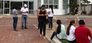 Personal de la Aduana, en Manta, busc&oacute; una zona segura tras evacuar el edificio debido al temblor.