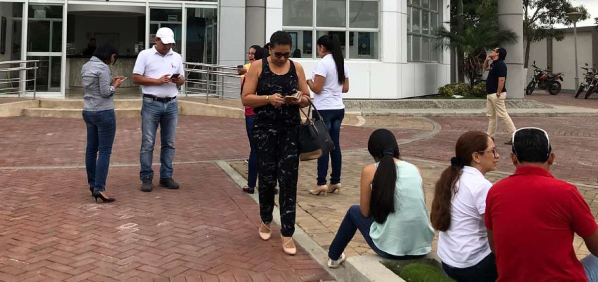 Personal de la Aduana, en Manta, busc&oacute; una zona segura tras evacuar el edificio debido al temblor.