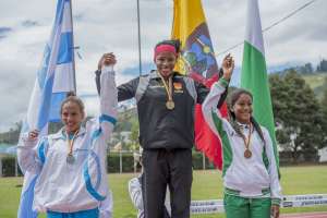 Angela Tenorio (centro) gan&oacute; el oro en los 200 metros, seguida de Kelly Barona de Guayas (izq.) y Lilibeth Estupi&ntilde;&aacute;n de Esmeraldas. FOTO: Fernando Sandoval / EL TEL&Eacute;GRAFO