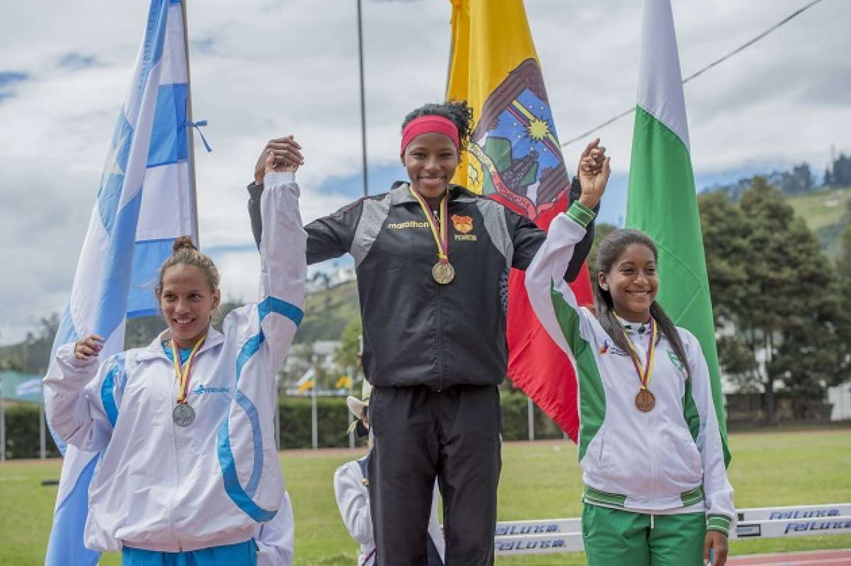 Angela Tenorio (centro) gan&oacute; el oro en los 200 metros, seguida de Kelly Barona de Guayas (izq.) y Lilibeth Estupi&ntilde;&aacute;n de Esmeraldas. FOTO: Fernando Sandoval / EL TEL&Eacute;GRAFO