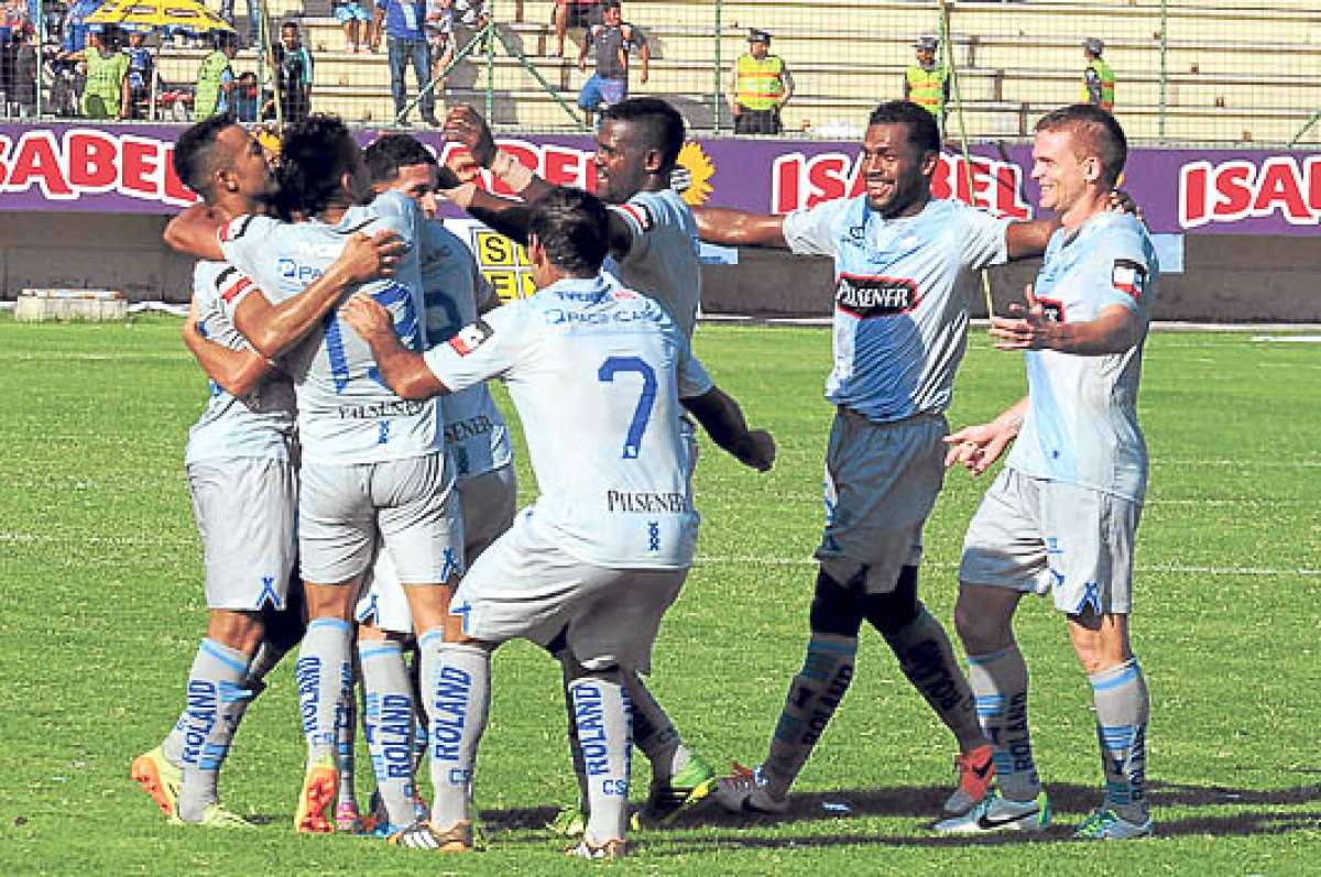 Los jugadores de Emelec, que vistieron de gris, celebran el primer gol del encuentro. Foto: API