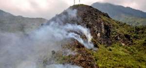 Bomberos de 11 cantones y personal de FF.AA. colaboran en las labores de extinci&oacute;n del fuego.