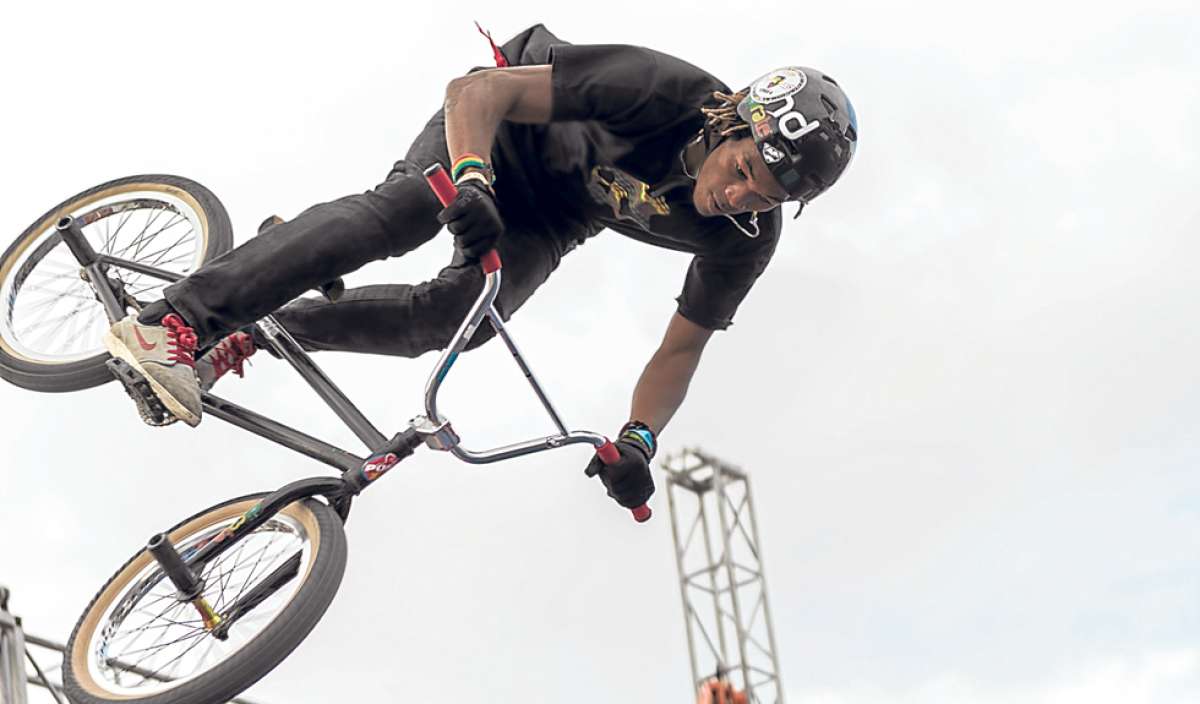 Jonathan Camacho demostr&oacute; sus habilidades. Su maniobra fue la mejor, un backflip doble tailwhip que dej&oacute; a todos con la boca abierta. Foto: Daniel Gambarrotti / Redacci&oacute;n Comercial 