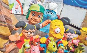 Una variedad de personajes infantiles se representan en los monigotes que ser&aacute;n quemados, por los ciudadanos quite&ntilde;os, el &uacute;ltimo d&iacute;a de 2014.
