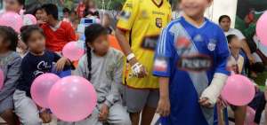 Ni&ntilde;os usan camisetas de su equipo de f&uacute;tbol convertidas en batas