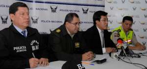El viceministro Diego Fuentes (centro) ofreci&oacute; detalles del operativo 'Paso 80'.