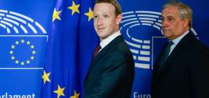 El fundador de Facebook, Mark Zuckerberg (i), es recibido por el presidente del Parlamento Europeo, Antonio Tajani (d).